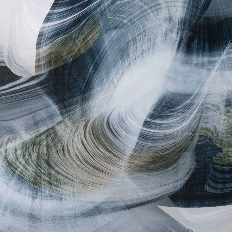 ブルーグレーの余韻が広がる抽象画キャンバスアート[ Whirls of