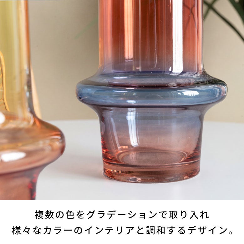 洗練された配色が空間を彩るバイカラーガラスのフラワーベース